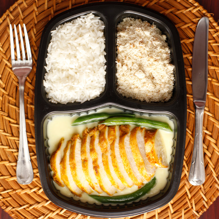Peito de Frango Grelhado ao Molho de Mostarda, Arroz e Farofa Crocante de Cebola