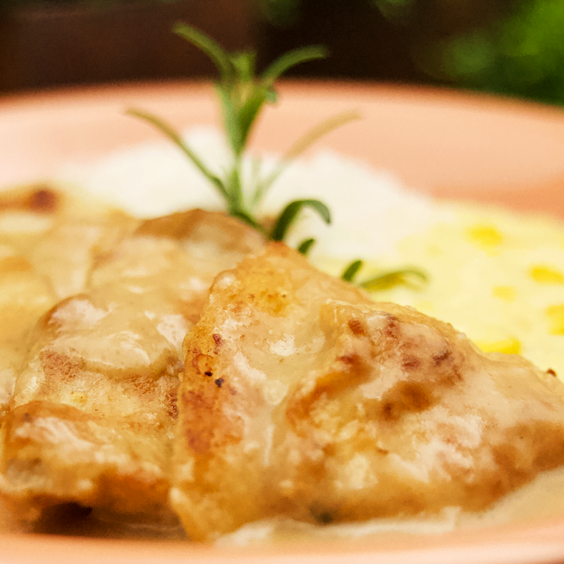 Escalopinho de Frango com Creme de Milho e Arroz Branco