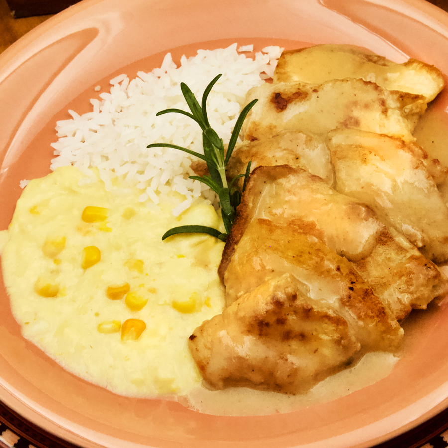 Escalopinho de Frango com Creme de Milho e Arroz Branco