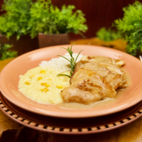 Escalopinho de Frango com Creme de Milho e Arroz Branco