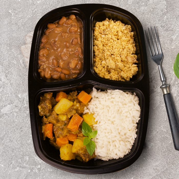Músculo com Cenoura e Batata, Arroz, Feijão e Farofa Crocante de Cebola