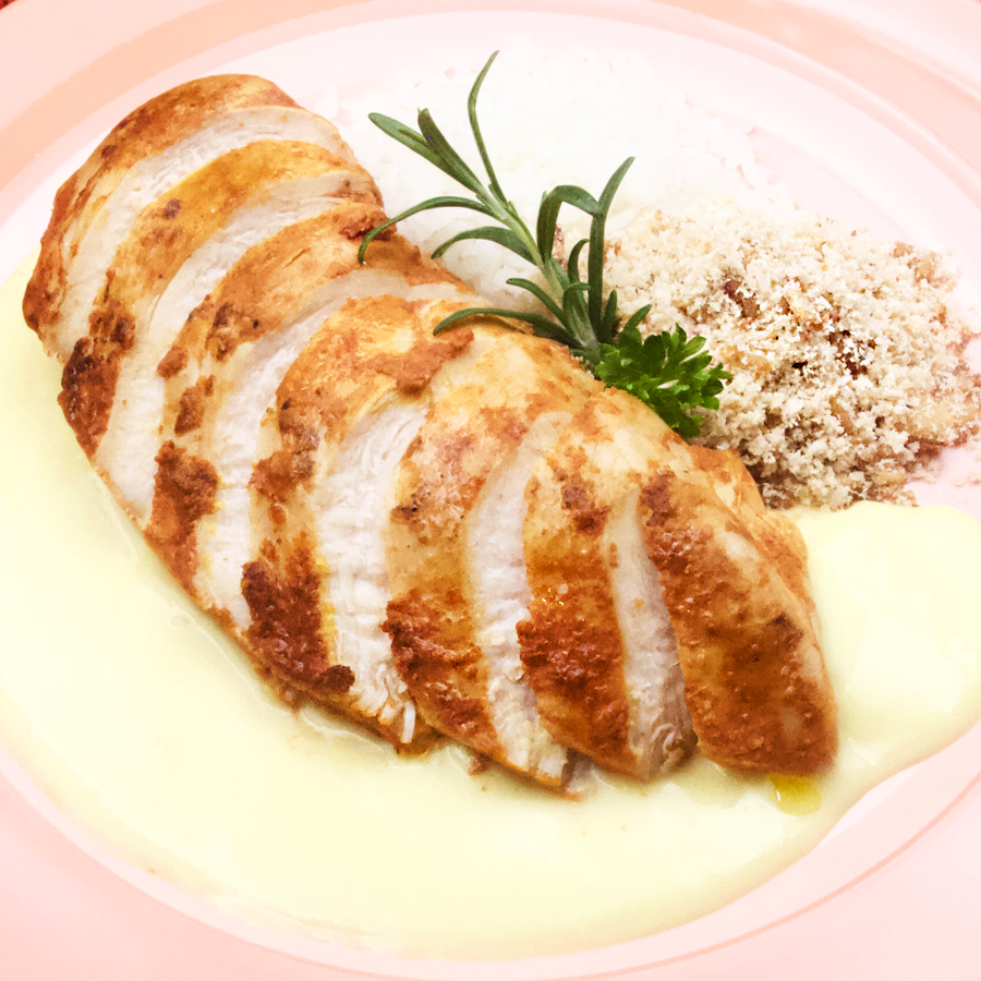 Peito de Frango Grelhado ao Molho de Mostarda, Arroz e Farofa Crocante de Cebola