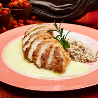 Peito de Frango Grelhado ao Molho de Mostarda, Arroz e Farofa Crocante de Cebola