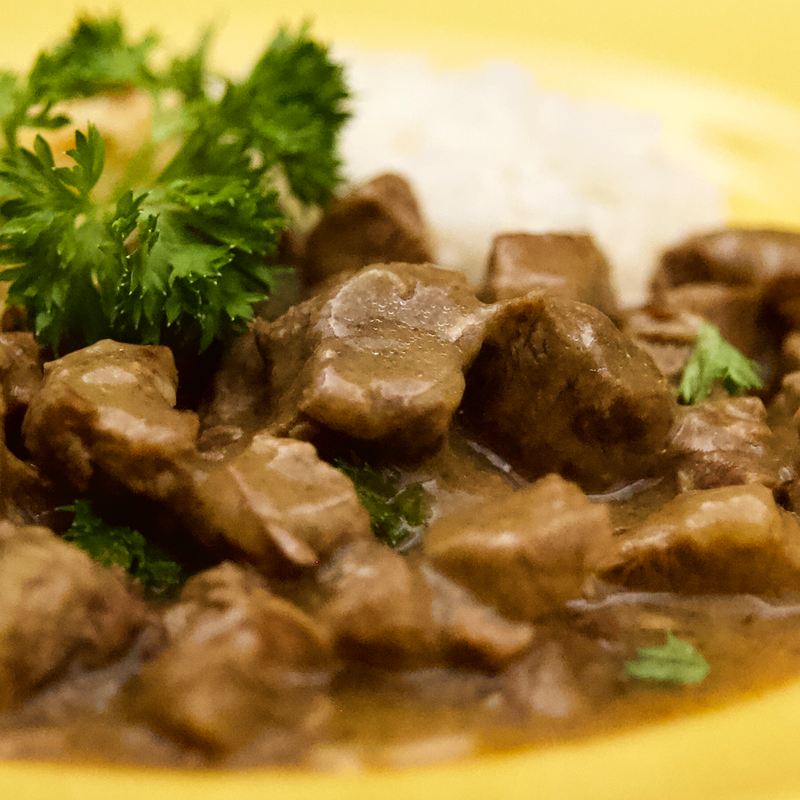 Picadinho de Filé Mignon com Arroz Branco e Farofa