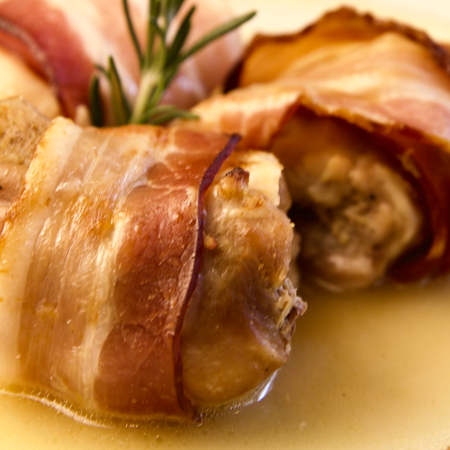 Sobrecoxa com Bacon e Molho de Laranja