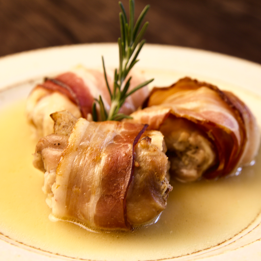 Sobrecoxa com Bacon e Molho de Laranja