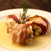 Sobrecoxa com Bacon e Molho de Laranja